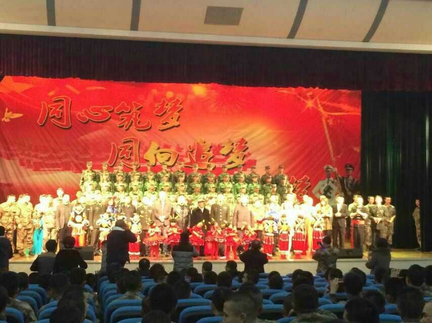 特型演員陳家甫春節(jié)到成都軍區(qū)某訓(xùn)練基地慰問演出
